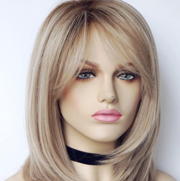 Sandy blonde with dark roots Synthetic wig (sandy bob) 10in. - Picture 4 of 12